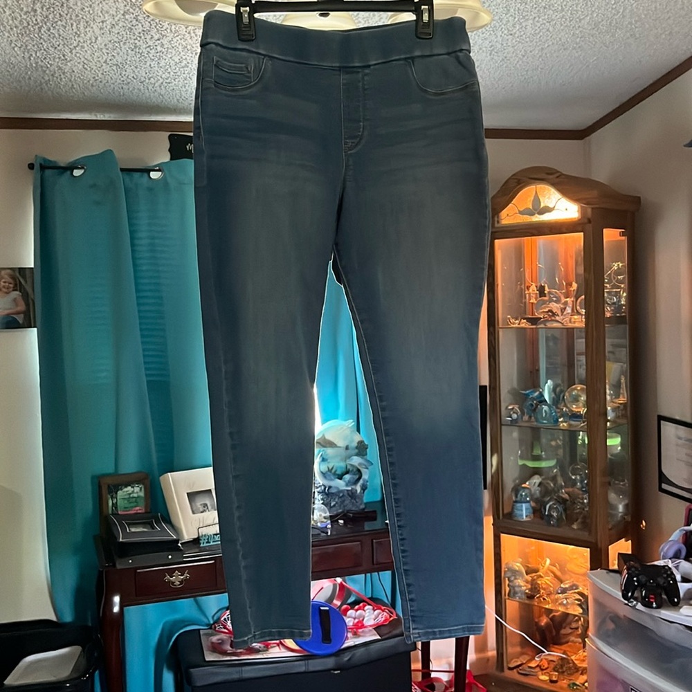 Stretchy straight leg jeans. Fit like Jeggings. Worn once.